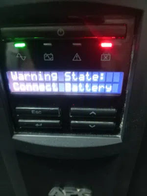 يظهر في الصورة جهاز APC Smart-UPS، وهو مزود طاقة غير منقطع (UPS) مصمم لحماية الأجهزة الحساسة مثل الخ
