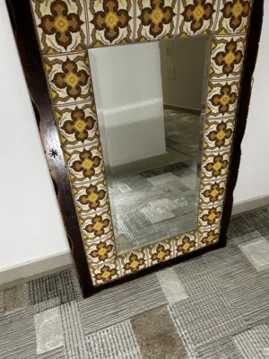 مرايا وعلاقة تطريز يدوي .. شغل يدوي متقن مع اطار خشب