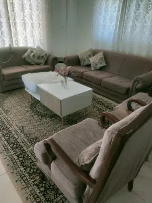 طقم كنب سبع مقاعد وطاولة وسط
