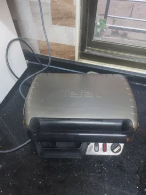 شواية كهربائية من العلامة التجارية تيفال (Tefal)، تشبه موديلات مثل Ultra Compact 600.