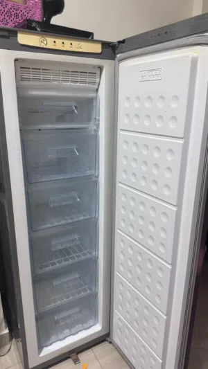 للبيع فريزر ماركة ثوماسون حجم 340 لتر نظيف وبارد وبدون اي مشاكل