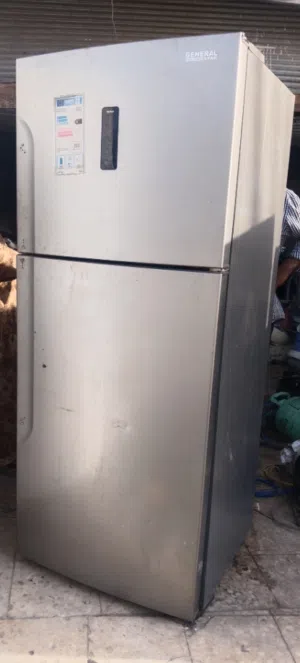 ثلاجة حجم كبير شبه جديدة