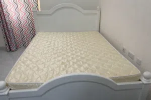 سرير 150 سم شبه جديد  2 كراسي  1 طاوله  1 كنبه عدد 2ىشخص