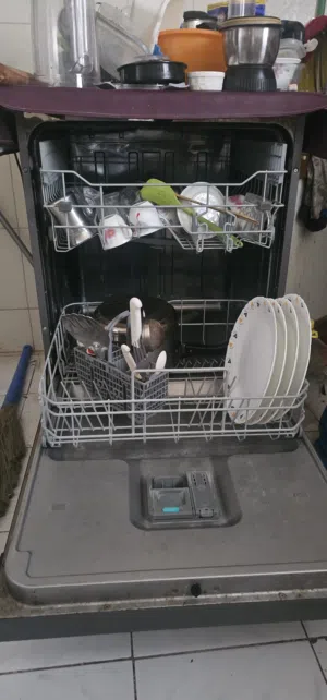 Hisense 13-Place Dishwasher for Sale – Excellent Condition