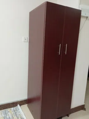 خزانة ملابس شبه جديدة