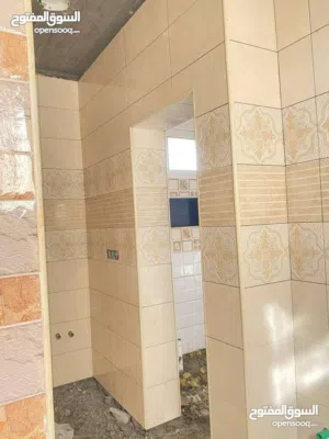 خلفه سيراميك ارضي وجداري ودرج متفرّغ حاليا