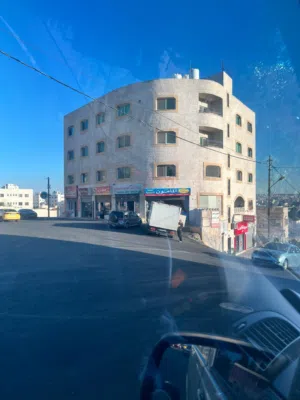 مجمع تجاري في طبربور يقع على 3شوارع مساحه البناء 2000 متر موقع حيوي ومؤجر بدخل سنوي جيد للبيع