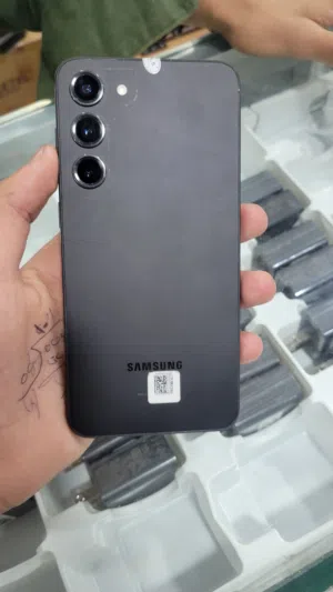 Samsung s23 plus ذاكره : 256 جيجا رام 8 رسمي ولا مغير قطعه نظيف كرت بالقراطيس