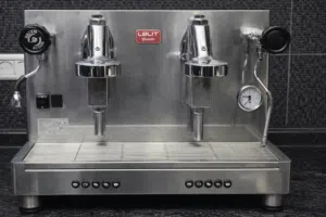 ماكينة إسبريسو احترافية من شركة Lelit الإيطالية، موديل Lelit Giulietta