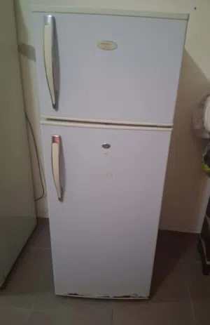 ثلاجه حجم وسط شغاله للبيع