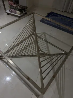 طاولة زجاجية بحاله جيدة