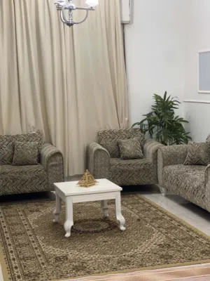 كنبتين وكرسيين شبه جدد عيب واحد لا