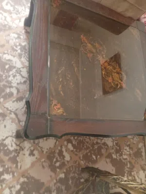 طاولة وسط خشبية للبيع بحالة ممتازة