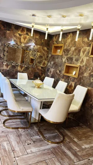 طاولة سفرة 8 كراسي موديرن مع وجه خارجي سيكوريت كامل لوجه الطاولة