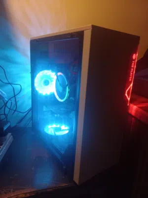 كمبيوتر للبيع