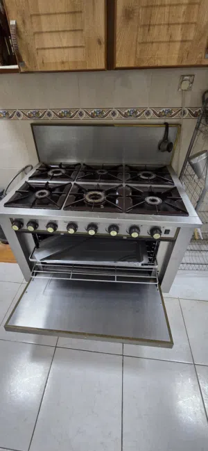 للبيع طباخ فرن غاز ايطالي 6 عيون كبير