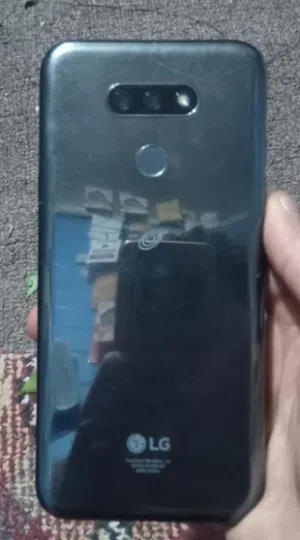 الشاشة: مقاس 6.1 بوصة من نوع IPS LCD، بدقة HD+ وتصميم "النوتش" (الحافة العلوية)
