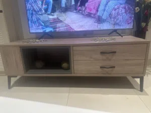 طاولة تلفزيون مع خزانة و تلفزيون و كنب