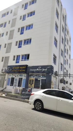 للبيع محل بموقع قوي جدا في الخوض بالقرب من سكوير الخوض