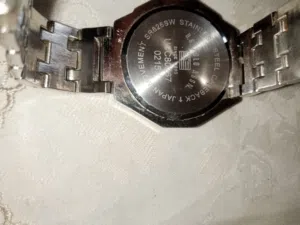 ساعه سواتش أصلي بحاجه الى زحاجه وبعض الصيانة الخارجيه شغاله ميه ميه وساعه ياباني فحص كامل حتي لجادين