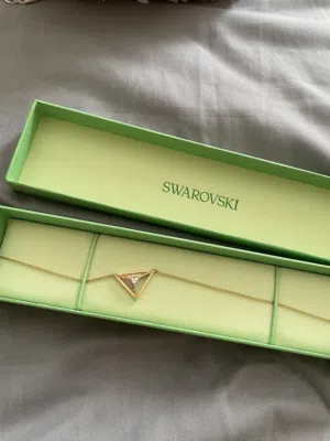 قلادة swarovski أصلية بحالة ممتازة
