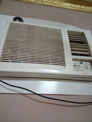 للبيت مكيف ^Row نضيف لايشكو من شي