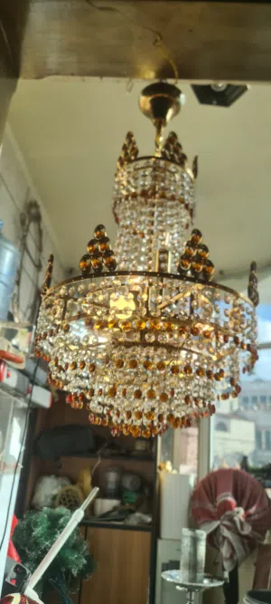 عدة ثريات كريستال ومعلقات اضاءة ، الثريا الكبيرة 8 اضاءات