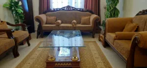 طقم كنب 7 مقاعد بحالة جيدة جدا + طاولات