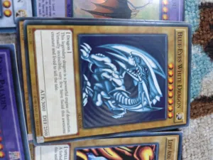 للبيع: مجموعة ضخمة من أوراق يوغي يو (Yu-Gi-Oh!) للتسلية