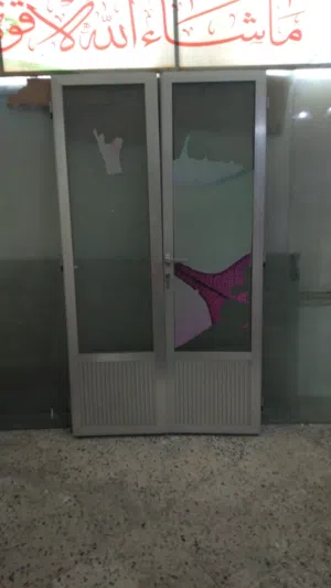 باب المنيوم ثقيل نظيف للبيع