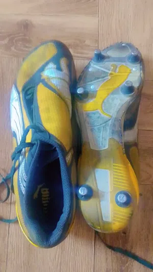 حذاء كرة قدم غير مناسب لكرة الصالات او الخماسي