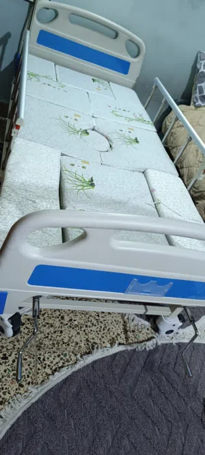 سرير طبي طراز حديث اخو الجديد ونظيف جدا مع كامل ملحقاته