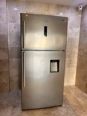 ثلاجة هايسنس (Hisense) للبيع - سعة كبيرة وحالة ممتازة  A modern Hisense Inverter refrigerator