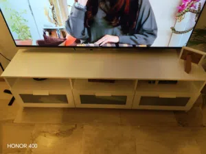طاولة تلفزيون بحالة الوكالة إيكيا للبيع