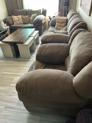 طقم كنب 7 مقاعد مع طاولة وسط و 4 طربيزات