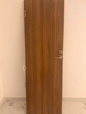 باب خشب ملبس PVC مفكوك قبل الاستعمال مع كافة الاكسسوارات والملابن والكشفات