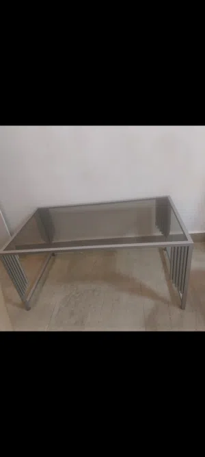 طاوله وسطيه مودرن معدن وجه زجاج