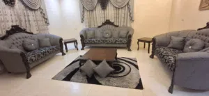 طقم كنب 9مقاعد تفصيل خشب زان استعمال خفيف مع طاولات عدد 3 وبرادي عدد 2 وثريا عدد 2 وسجادة تركي