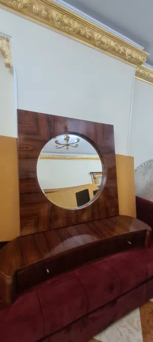 فرصة رائعة تخفيض سعر بيع عدد اثنان كومودينو + تسريحة عبارة عن ( مراية + وحدة ) من افخم انواع الخشب