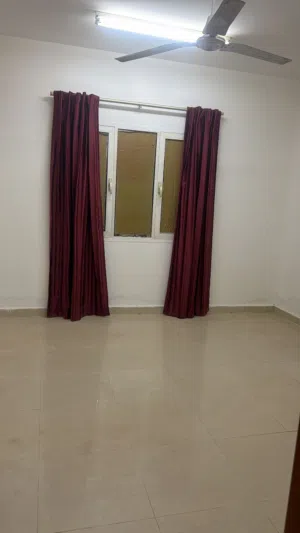 متاح غرف وشقق مفروشة وبدون فرش