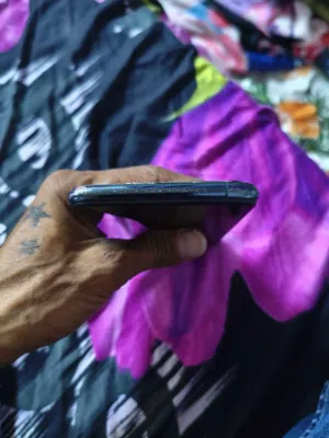 تلفون للبيع ايفون 11 برو ماكس ذاكرته 256 مبدل شاشه وبطاريه ضهر مكسور