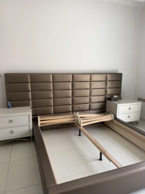 سرير كوين من دون طاولات جانبية
