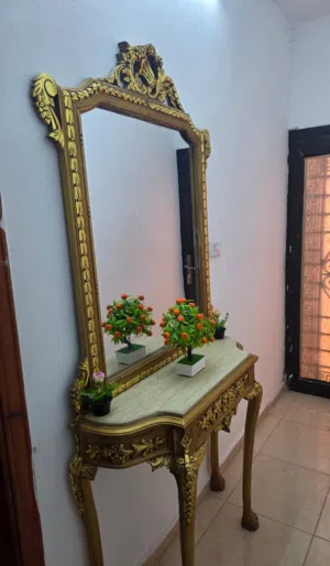 طاولة سفرة. ومرأة حائط بحالة جيدة