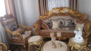 طقم ملوكلببيع بحاله جديده مع طاولت فخمه