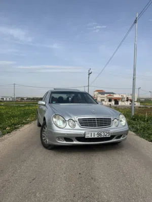 مرسيدس بنز الفئة E موديل 2004 لون فضي بحالة ممتازة مع جميع المواصفات