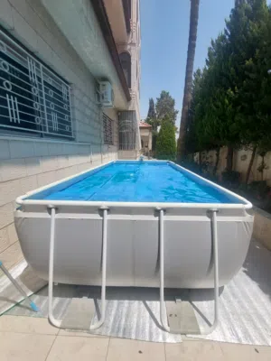 مسبح خارجي.