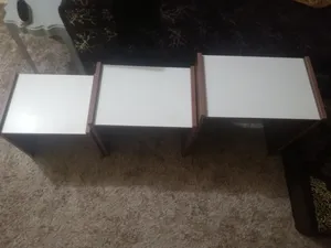 طاولة خشب مع ثلاث طرابيزات خشب