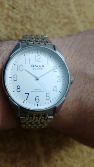 ساعة يد بحالة ممتاز اوماكس قابل للبدل