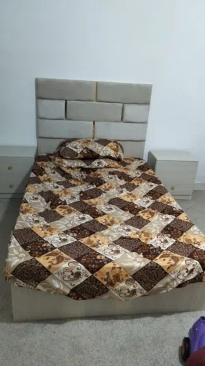 موجود غرفة نوم مفرد ونصف مستعمله لون بيج على ذهبي