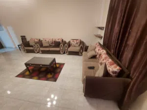 للبيع لظروف السفر انتريه و سفرة عمولة خشب زان بحالة جيدة جدا